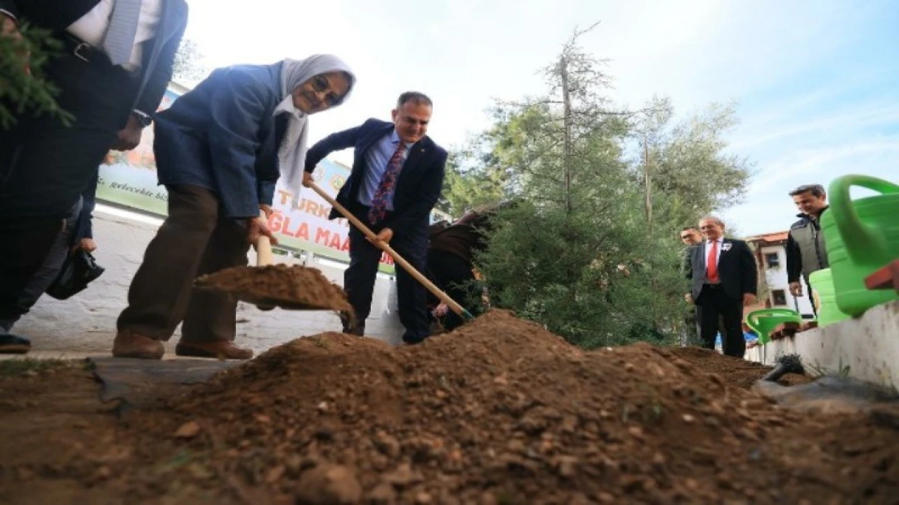 Muğla Valisi Dr. İdris Akbıyık Emekli öğretmen Zeliha Korkmaz ile birlikte