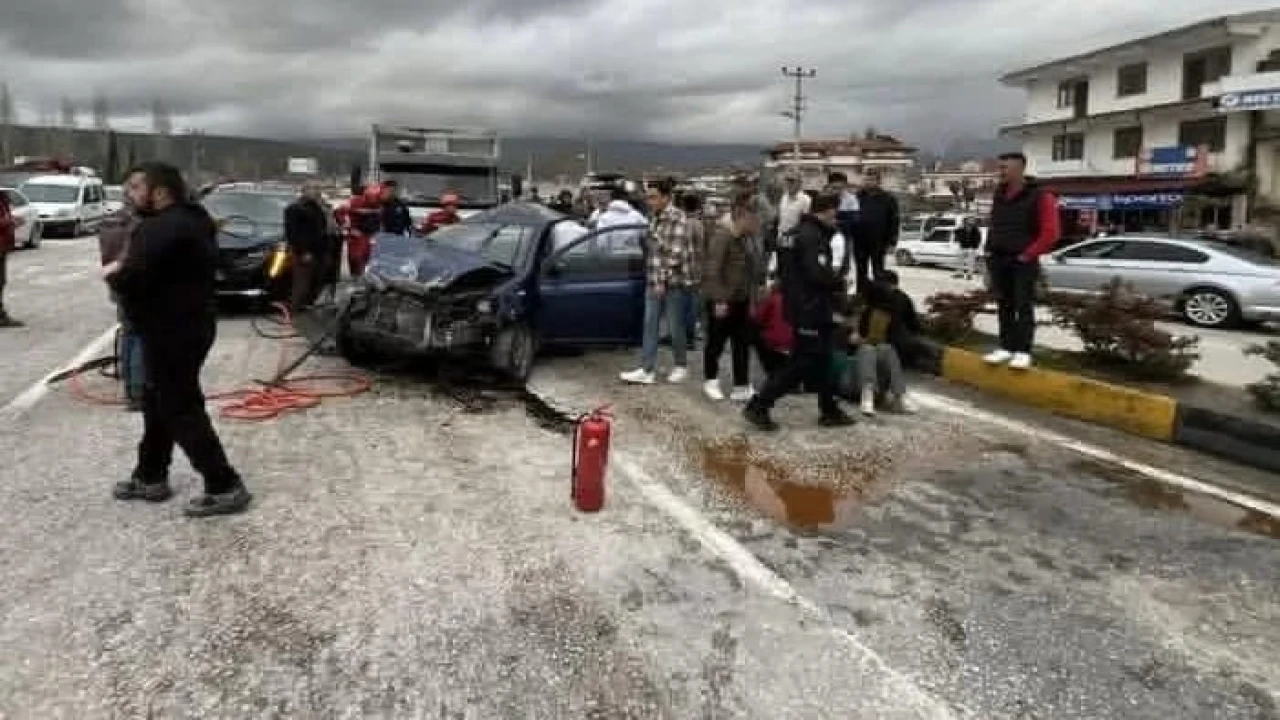 Seydikemer’de Saklıkent Kavşağı’nda Zincirleme Kaza:
