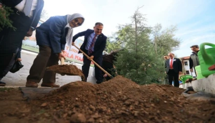 Muğla Valisi Dr. İdris Akbıyık Emekli öğretmen Zeliha Korkmaz ile birlikte